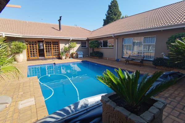 The emphasis of this beautiful home is on entertainment and family fun, with its sparkling pool and spacious entertainment area ...