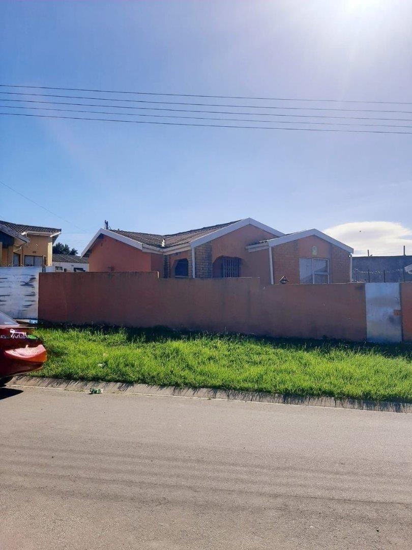4 Bedroom House for sale in Mdantsane Nu 11 P24114392265