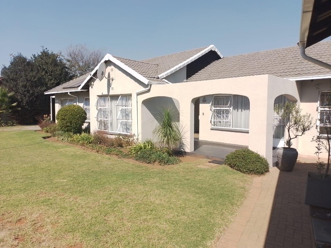 3 Bedroom House for sale in Sunward Park - P24-114393499