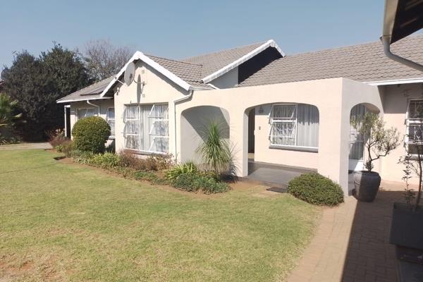 This beautiful property in Sunward Park offers:
3 Spacious bedrooms with built in cupboards
2 Bathrooms, 1 is en-suite
Family tv ...