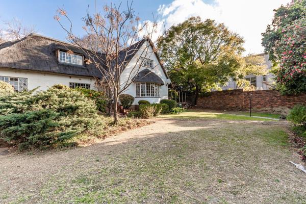 Magical thatch roof family home within a gated community!
Situated in the suburb of The gardens bordering Orchards on 991sqm. Oregon ...