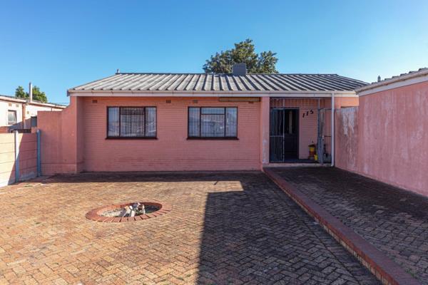 A well-loved,family home looking for a new family to create their own retreat in a quiet, residential area.
You enter the house into an ...