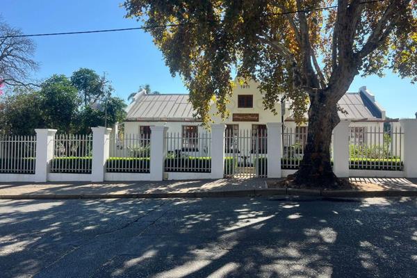 Discover a versatile ground floor studio at 25 7th Avenue, Parktown North, offering 85m2 ...