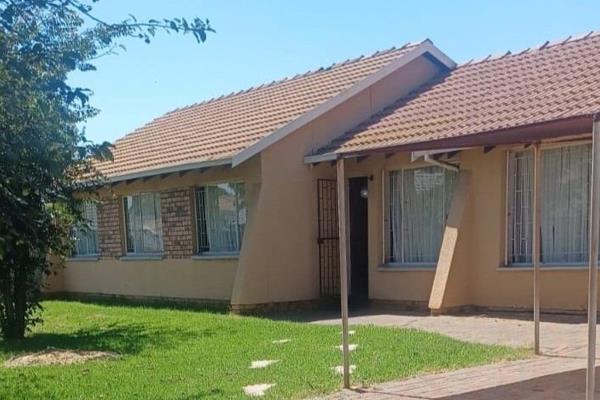 Spacious 3 Bedroom Home in Brakpan North

Welcome to this spacious and comfortable 3-bedroom home located in Brakpan North. This ...