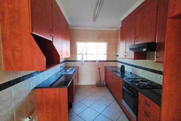 Situated in the heart of Liefde En Vrede, Johannesburg South, in the safe and secure complex of Sunset Forest is this lovely top floor ...