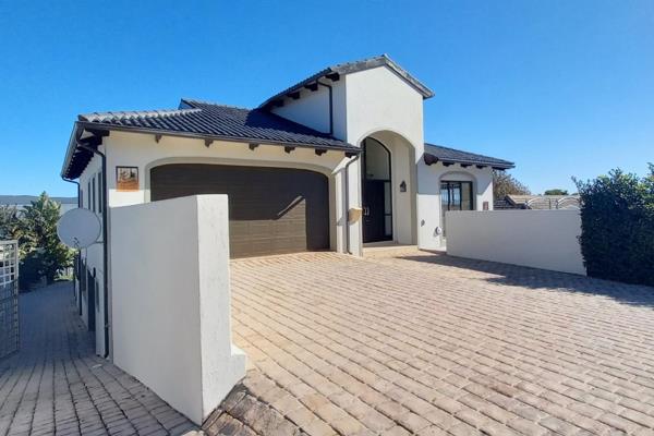 Dual Mandate

This could be yours! 

It&#39;s sunny, spacious and offers views over the Knysna lagoon.  From the tiled double garage ...