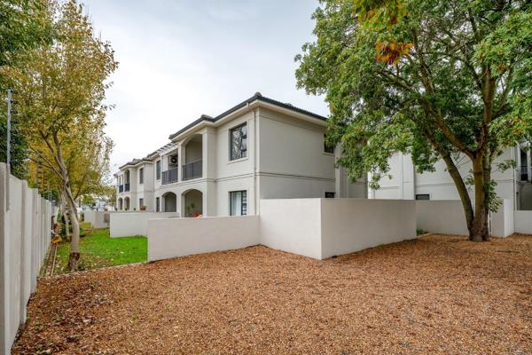 This modern 2-bedroom apartment is nestled in the sought-after suburb of Schoongezicht, offering convenient access to shopping ...