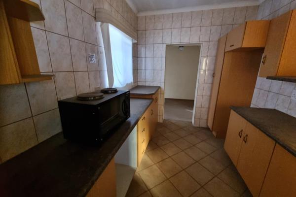 This Property Offers 3 Bedrooms, Livingroom, Diningroom. 2 Bathrooms, Beautiful Kitchen.Near VUT.