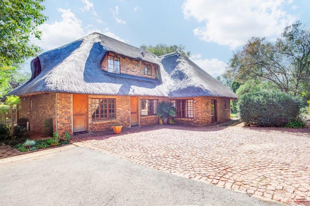 10 Bedroom House for sale in Ruimsig - P24-114398356