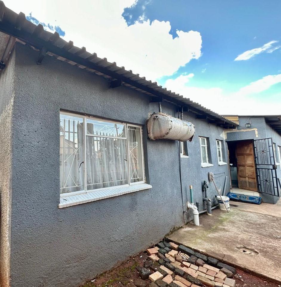 4 Bedroom House for sale in Ikageng - P24-114399581