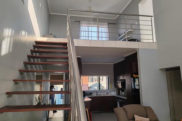 Ultra Mod Open Plan 3 Bed 2 Full Baths .Upstairs Loft Unit With Two Spacious ...