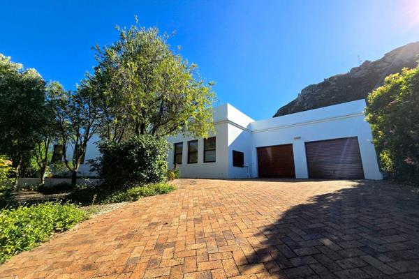 In the delightful lifestyle village of Kidbrooke, Hermanus, you'll find a charming 3-bedroom, 3-bathroom home. This welcoming abode ...