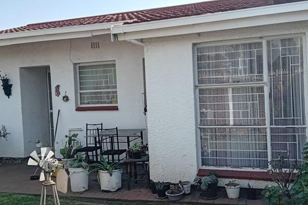 This 3 bedroomed townhouse is up for grabs and looking for a new owner.  It is situated on an 85 square metre stand, in a very safe and ...