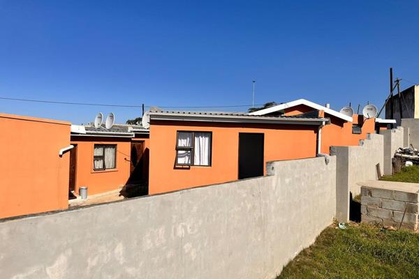 A stunning walled and tiled house with 7 outside flats for rentals.

The main house consist of 2 bedrooms, bathroom, kitchen and ...