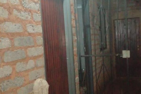 A big Room To Let in Moleleki ext3, Katlehong

Room
Outside toilet
Prepaid electricity

Amenities : schools, clinic, shopping malls ...