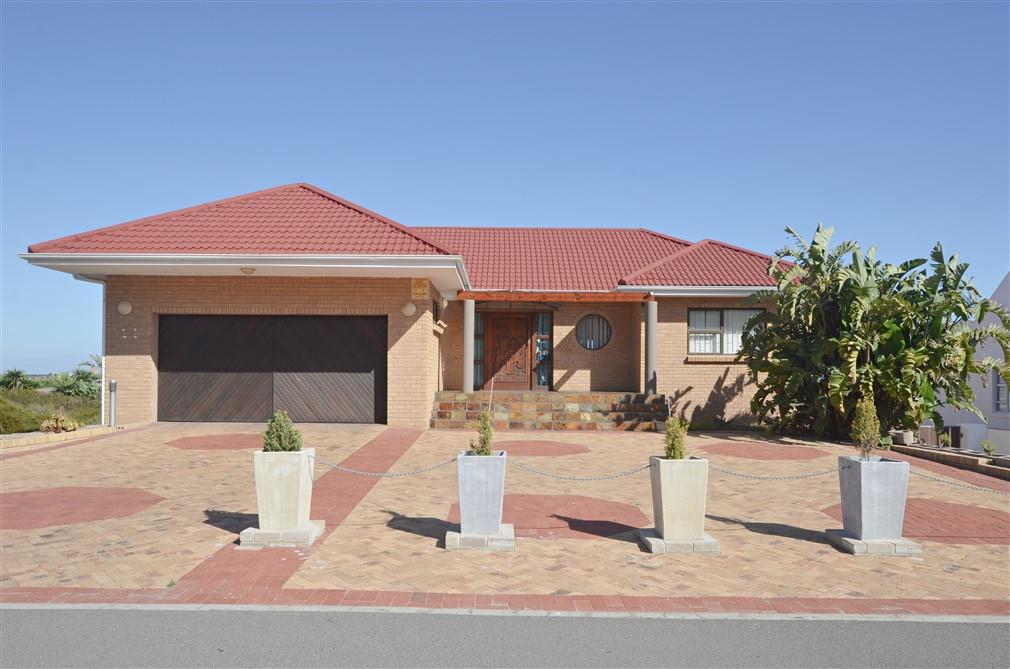 4 Bedroom House for sale in Yzerfontein - 28 J Carter Street - P24 ...