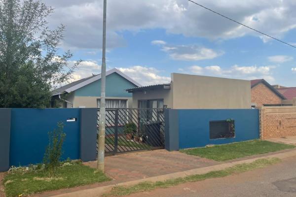 3 bedroom family home to let,
Well looked after and neat.
located in green village in protea glen.

Spacious with parking for 4 ...