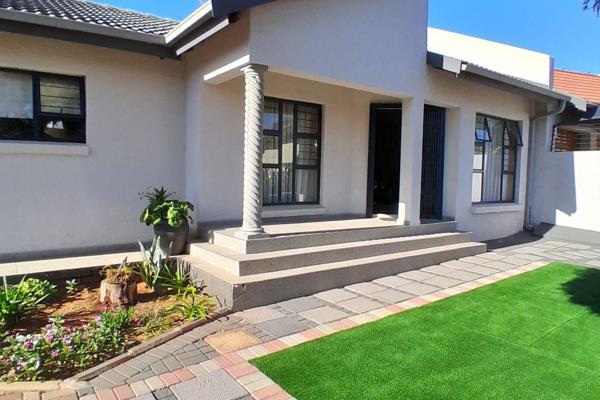 Immaculate 4-bed, 2-bath haven with study, lounge, dining, large kitchen, Lapa, braai area, water tank, pressure pump, borehole. 3 ...