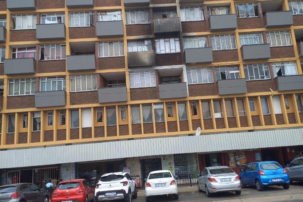 This flat is centrally located near Areyeng bus station and Pretoria High Court

Building has recently been renovated.

The flat ...