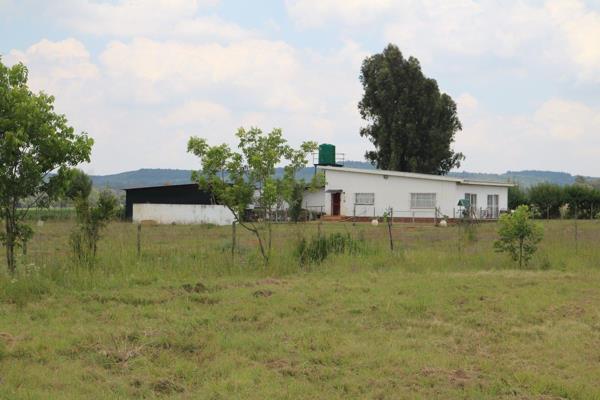 Older house with loads to offer – situated in Valley Settlements.  Midvaal is the place to be.  
This 2.3ha smallholding is ...