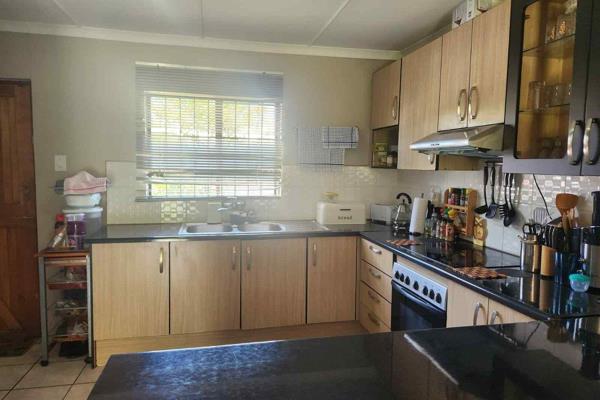 This is a neat 3 bedroom house with with 2 bathrooms, 1 is an ensuite. 
It has an open plan layout kitchen, lounge and dining ...