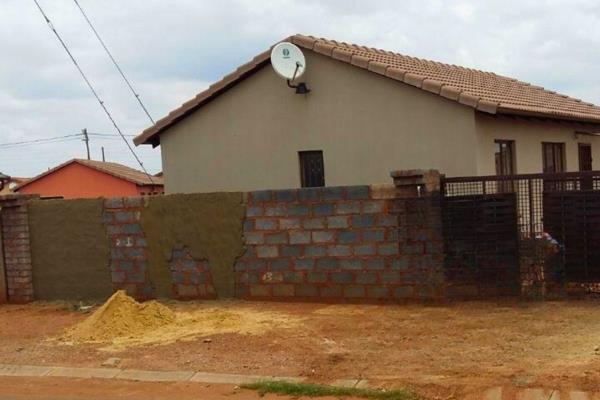 3 Bedrooms 
Kitchen 
Lounge 
Bathroom 
Wall &amp; Gate