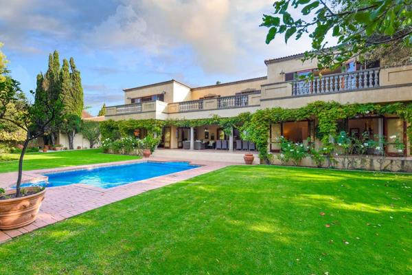 This magnificent family home seamlessly integrates indoor and outdoor living spaces, beautifully designed by the esteemed architect ...