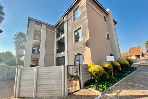 Spacious family apartment up for sale in The Boulevards, Vanderbijlpark SE10! 

Offering 2 bedrooms, each with tiled floors built in ...