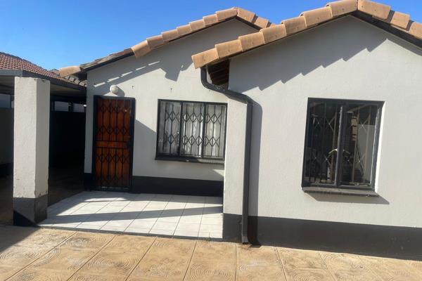 A beautiful 2 bedroom 1 bathroom and open parking 
Situated in the center of Kempton ...