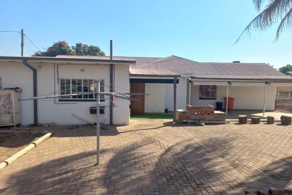 Located in the leafy, family oriented CBD Polokwane , this spacious 4 bedroom home offers the perfect blend of convenience . with its  ...