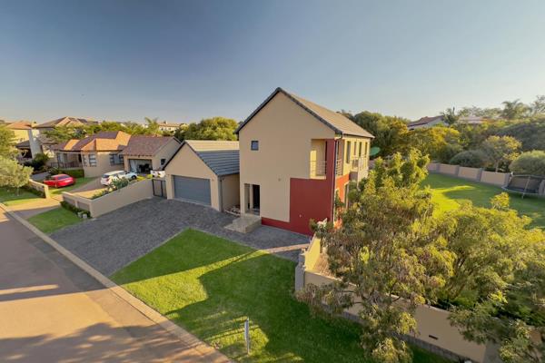 This stunning full title house offers you the following:

The ground floor:
- Entrance hall
- Open plan kitchen with gas stove ...