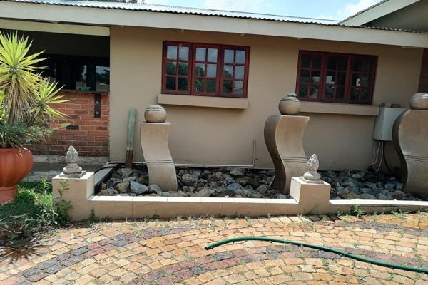 Wedding venue with accommodation for sale.

Mainhouse 
Beautiful 4 bedroom house.
Lounge
Entertainment area with built-in braai
Open ...