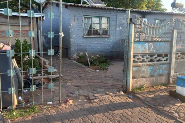 Nice fixer upper and big 258 meter square yard to build flats with lots of potential. The buyer is asking price is R650000, decent ...