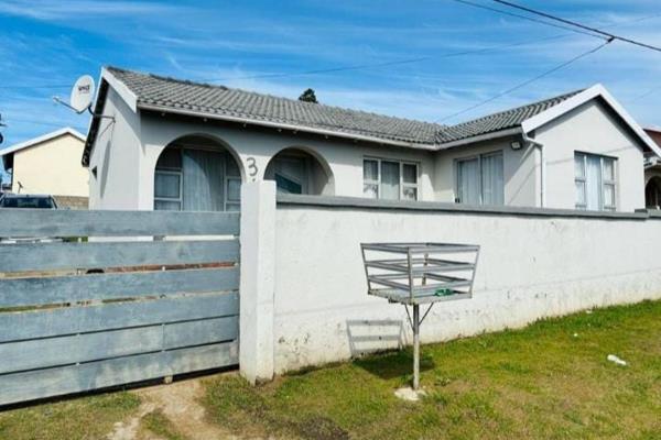 A lovely 3 bedrooms in Mdantsane  Nu17 for sale.

Make a viewing because this beautiful house will not be available for too ...