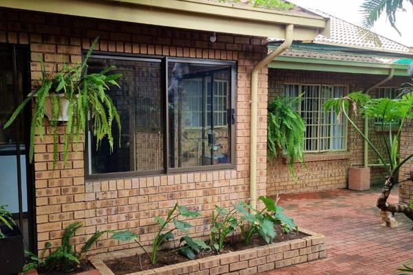 Spacious Full title lock up and go 3 bedroom house in a sought-after complex in Modimolle. 
The main bedroom features a ceiling fan ...