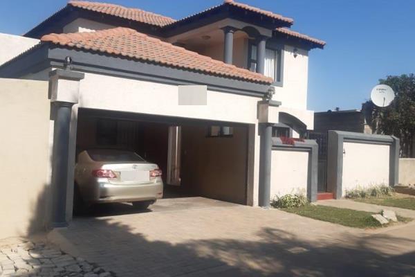 A Double story house for sale in Olievenhoutbosch

A nice double story house with 5 bedrooms
2 sitting rooms/lounge
3 bathrooms ...