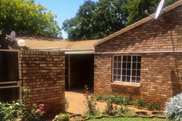 Situated in A Beautiful, established, and well-run Retirement Village in Pretoria East close to the Botanical gardens, with fast access ...