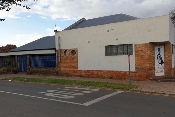 Workshop large enough to fit 6 cars
Large 8m roll up door plus two 4m roll up doors
Two store areas with shelves
Two car lifts and ...