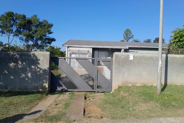 This wonderful property is located in the Heart of Southernwood....Close to Pick n Pay BT Ngebs ect

It would be ideal as an ...