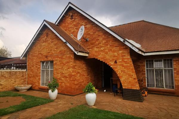 This house offers 2 well sized bedrooms and 1 single bathroom which consists of a separate toilet.
The main entrance hall leads ...