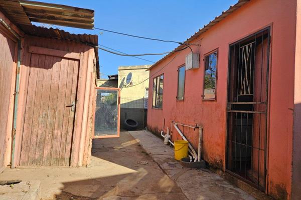 Fully fenced 2 bedroom house for sale in Barcelona, with outside room and outside toilet.
Big stand