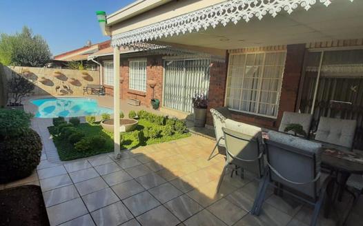 3 Bedroom Townhouse for sale in Vanderbijlpark SE 3