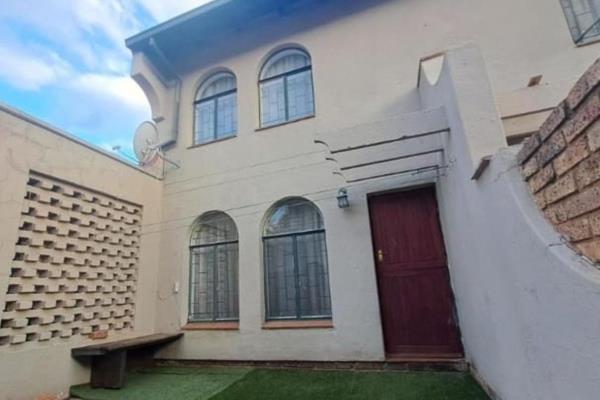 Beautiful 2 Bedroom house for Sale ! 

Property Includes: 

2x Spacious bedrooms with built in cupboards 
1x Full bathroom ...