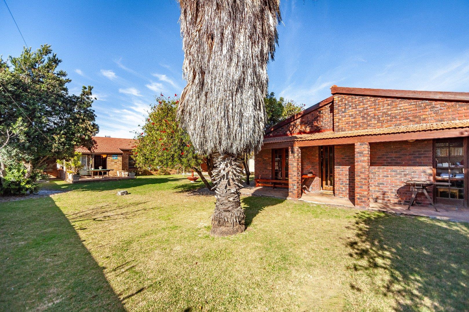 6 Bedroom House for sale in Zeekoevlei P24114418196