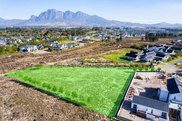 Located in a prime position within the prestigious Val de Vie Estate, offering an expansive 4894m2 of space bordering enchanting fynbos ...