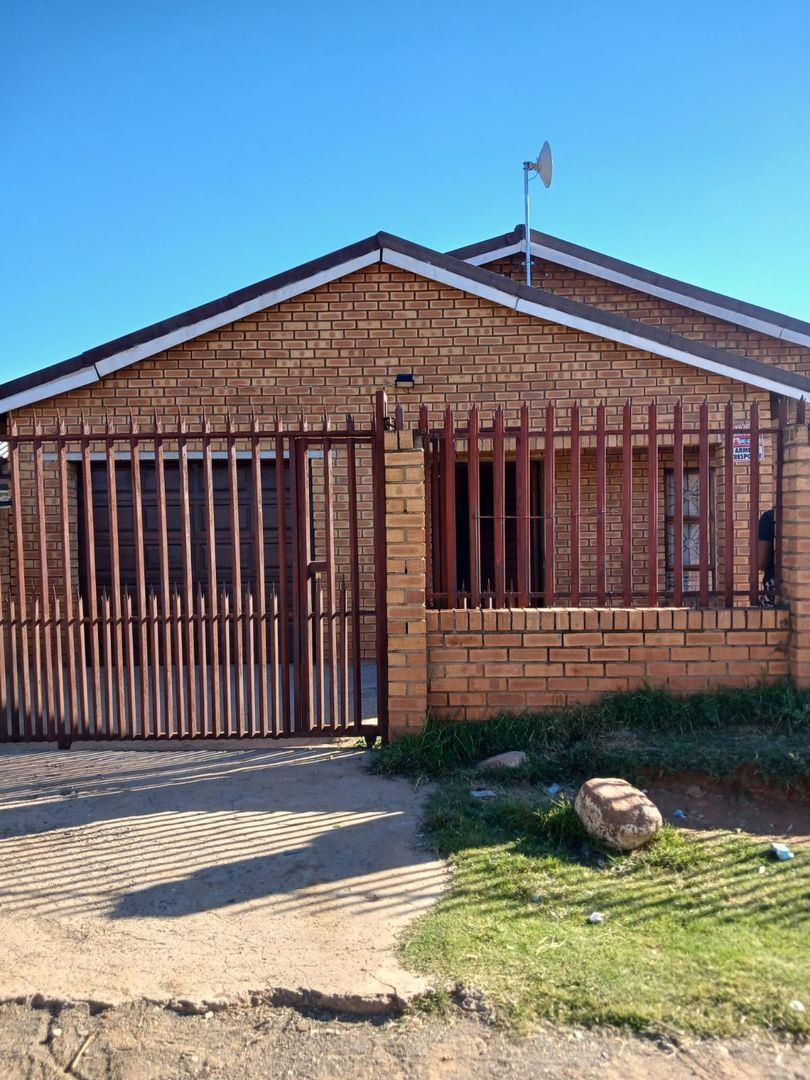 4 Bedroom House for sale in Mlungisi P24114418474