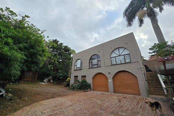 Prime position on upmarket Ridgeside road, the main house split into four units, double garage, a two bedroom stand alone cottage ...