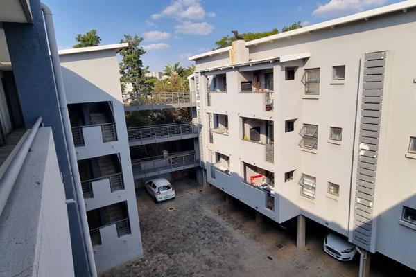 Newish complex with only 36 units.
Well secured and within easy walking distance to the University of Pretoria.
Large 2 bedroom, 2 ...