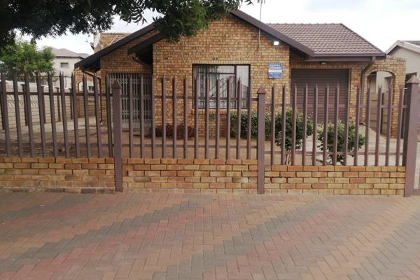 Exclusive Mandate

This house is built on a 450m&#178; stand and 90% is paved. 
Close to Seshego plaza.
This exquisite home offers ...