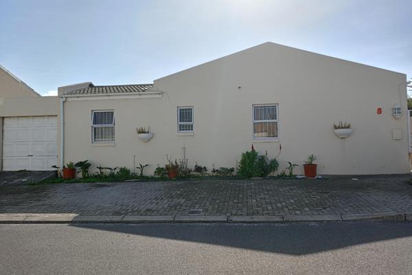 This sunny and secure 1 bedroom separate cottage offers the very best in terms of ...